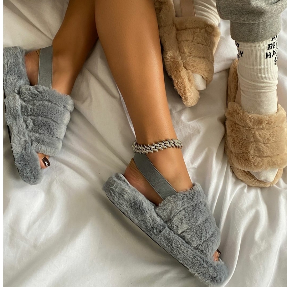 🆕️The Comfy Collection// grey fur slide